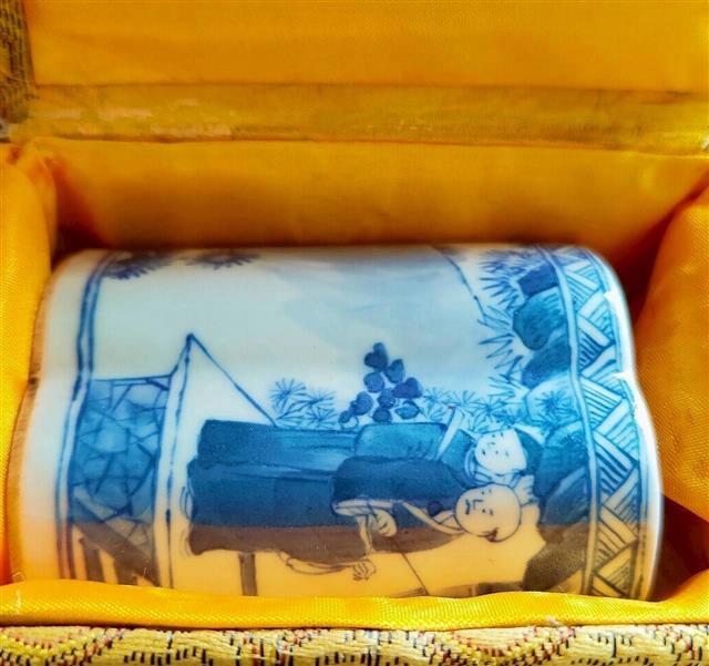 青花人物故事紋花棱瓶